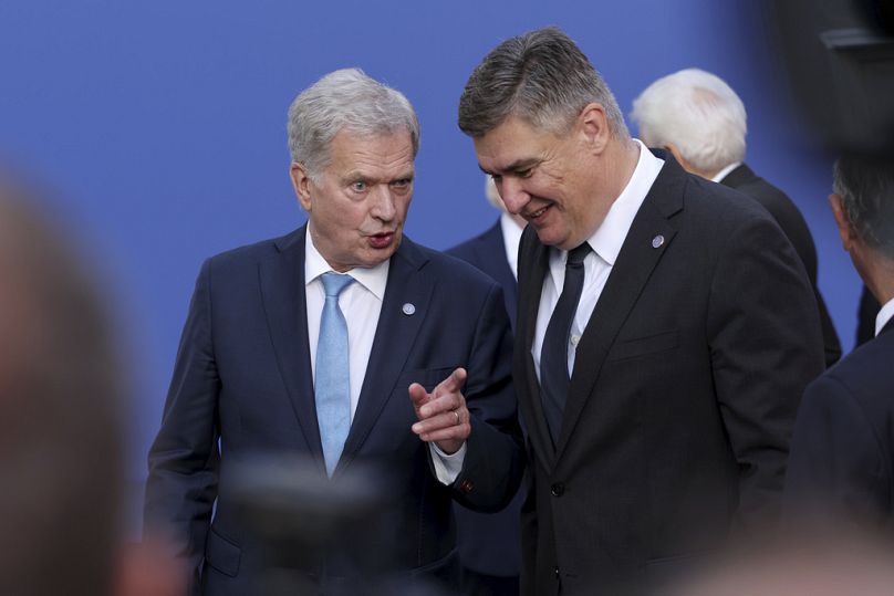Zoran Milanovic (jobbra) a finn államfővel, Sauli Niinistóval beszélget egy portói találkozón 2023 októberében