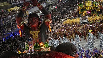 In Rio de Janeiro zogen Mitglieder der Sambaschule Salgueiro singend mit riesigen Wagen durch die Straßen. Sie trugen Kostüme der indigenen Gruppe Yanomami.