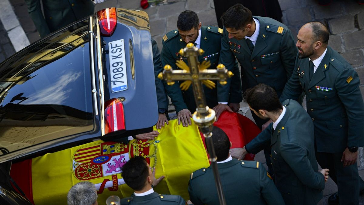 Imagen durante el funeral de uno de los agentes.