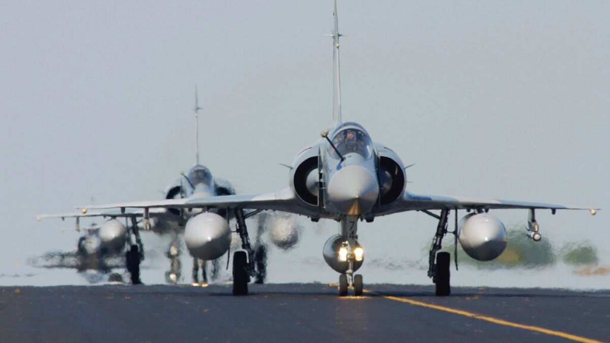 Fransa tarafından üretilen çok amaçlı, tek motorlu, dördüncü nesil bir avcı uçağı olan Mirage 2000'ler, 1970'lerden itibaren kullanılmaya başlanmıştı
