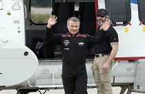 التركي ألبير جيزيرافشي، الرائد في مهمة أكسيوم-3، يلوح لأفراد عائلته عند وصوله إلى مركز كينيدي للفضاء. 2024/01/18