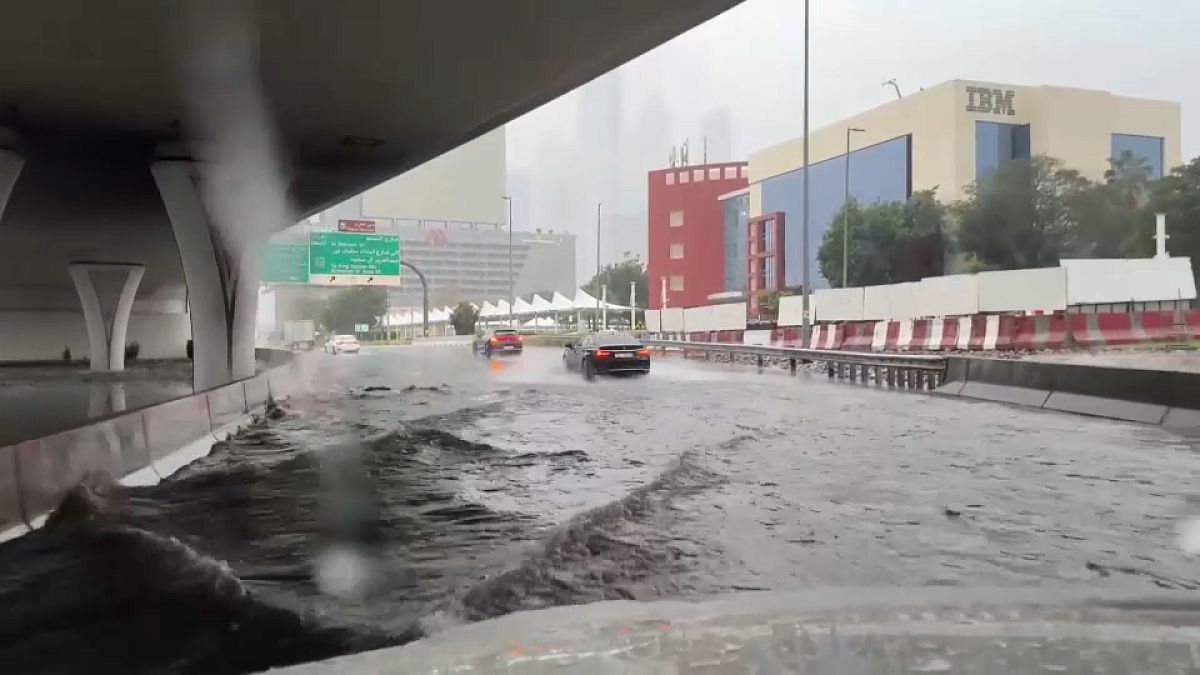Überflutete Verkehrswege nach historischen Regenfällen in Dubai