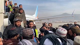 المعتقلين في سجن غوانتنامو أثناء وصولهما إلى أفغانستان 