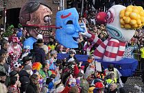 Imagen de una carroza de carnaval y de multitud de ciudadanos que disfrutan de los festejos estos días en las ciudades europeas.