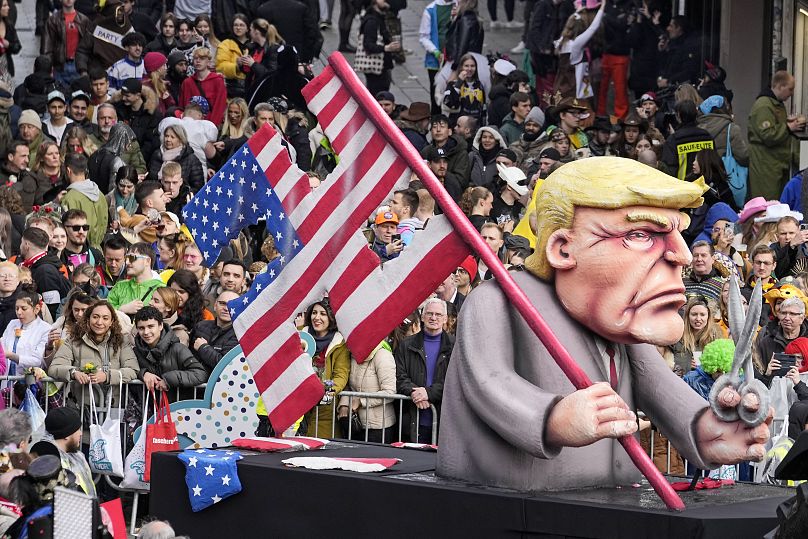 Кандидат в президенты США Дональд Трамп с флагом США, вырезанным в форме нацистской свастики, в Дюссельдорфе, 12 февраля 2024 г.