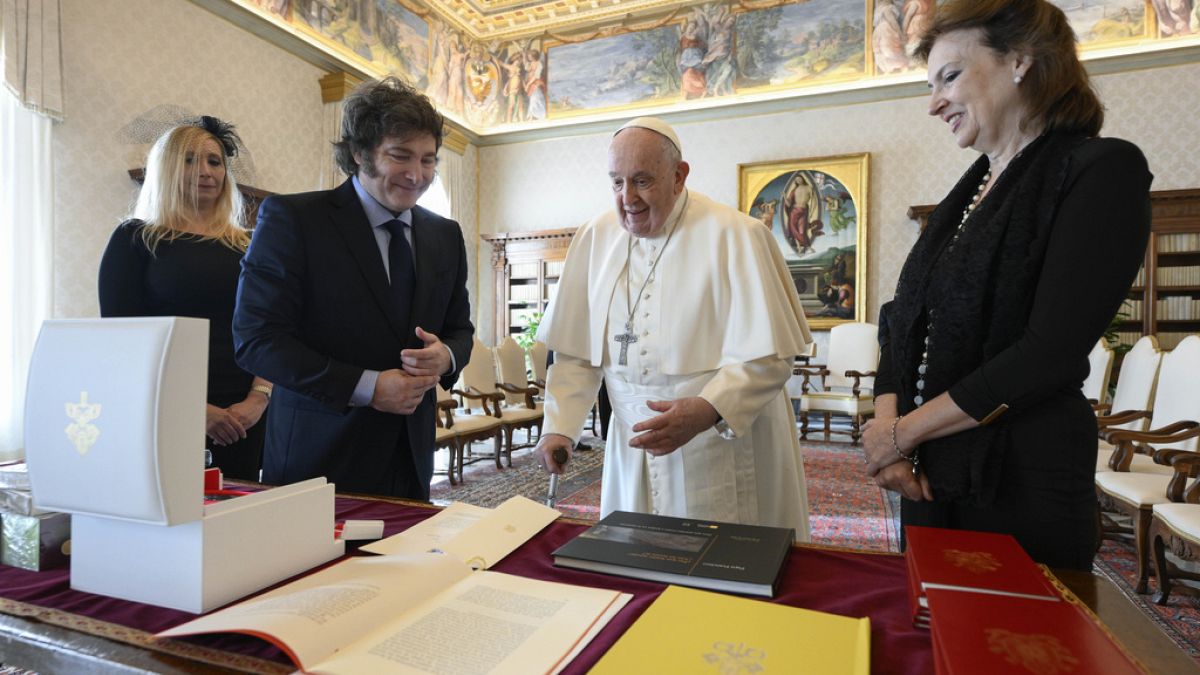 Milei, Arjantinli Papa Francis'e en sevdiği kurabiyelerden hediye etti