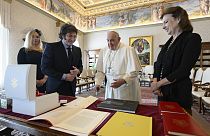 Milei, Arjantinli Papa Francis'e en sevdiği kurabiyelerden hediye etti