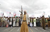Yemen'de İran destekli Husi gruba mensup bir savaşçı ve Husi destekçileri, ABD karşıtı bir gösteri düzenlerken