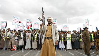 Yemen'de İran destekli Husi gruba mensup bir savaşçı ve Husi destekçileri, ABD karşıtı bir gösteri düzenlerken