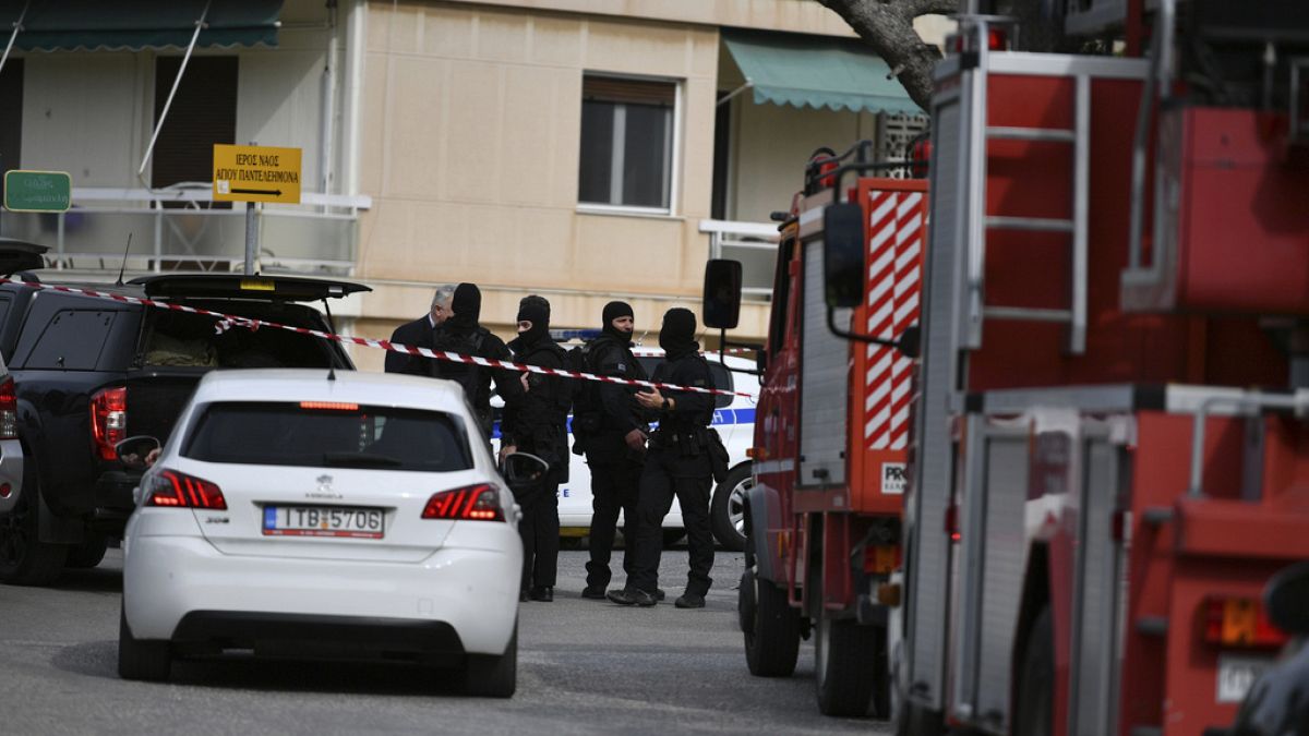 قامت الشرطة بتطويق طريق إثر مقتل أربعة أشخاص في ضاحية غليفادا، أثينا، اليونان، 12 فبراير 2024.