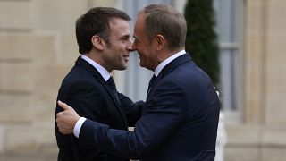 الرئيس الفرنسي إيمانويل ماكرون، على اليمين، يرحب برئيس الوزراء البولندي تاسك