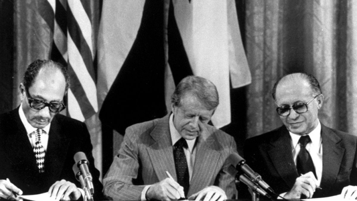 Soldan, Mısır Devlet Başkanı Enver Sedat, ABD Başkanı Jimmy Carter ve İsrail Başbakanı Menahem Begin Beyaz Saray'da yapılan ortak açıklama sırasında Camp David Zirvesi'nde