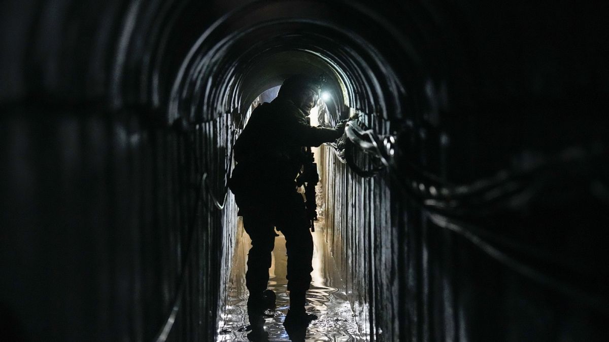 Izraeli katona a gázai UNRWA-központ alatti Hamász-alagútban