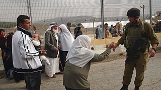 Batı Şeria'nın Nablus kenti yakınlarında bir İsrail askeri ile tartışan Filistinli yaşlı kadın (arşiv) 