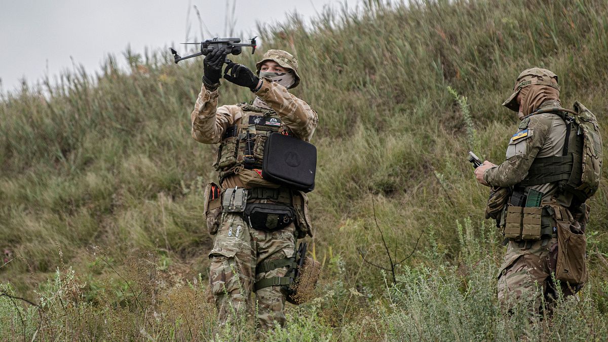جندي متطوع يحمل طائرة بدون طيار تستخدم لإطلاق المتفجرات في منطقة تدريب خارج كييف، أوكرانيا