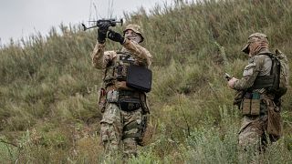 جندي متطوع يحمل طائرة بدون طيار تستخدم لإطلاق المتفجرات في منطقة تدريب خارج كييف، أوكرانيا