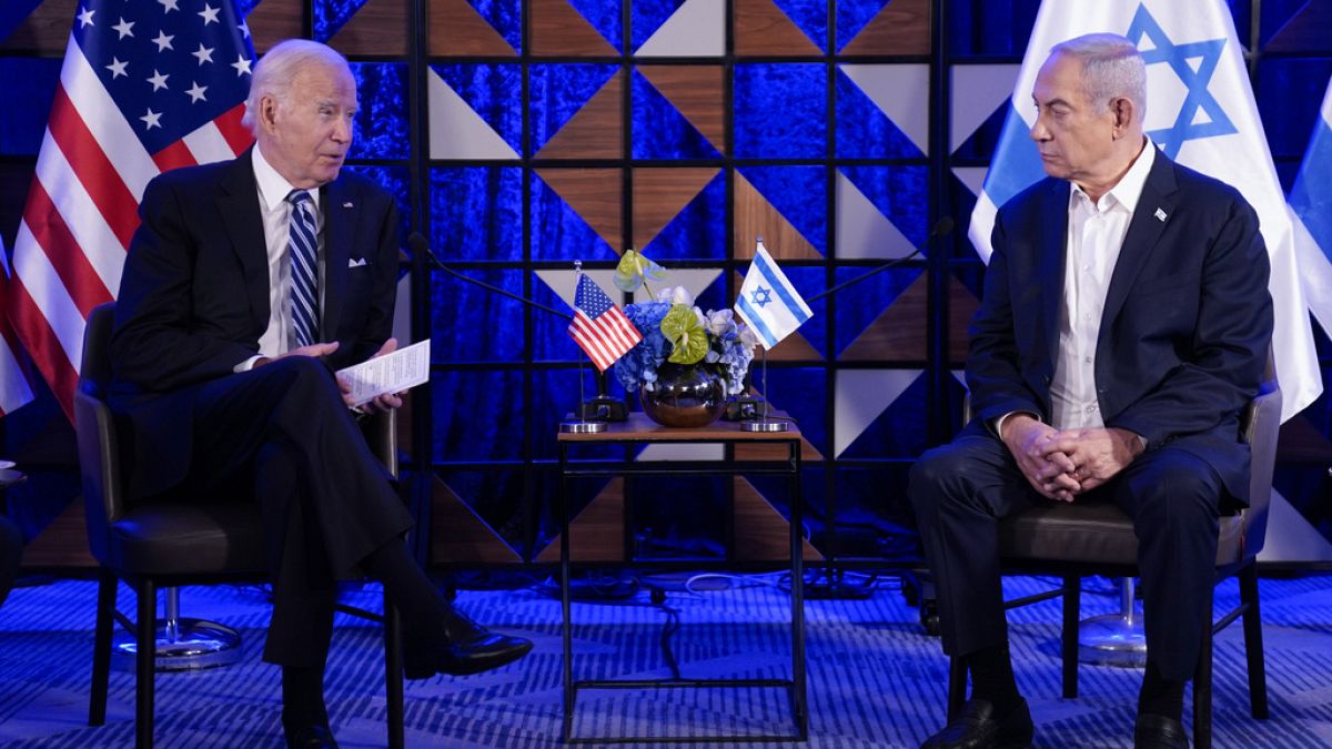 جو بايدن يتحدث أثناء لقائه رئيس الوزراء الإسرائيلي بنيامين نتنياهو، تل أبيب، 18 أكتوبر 2023