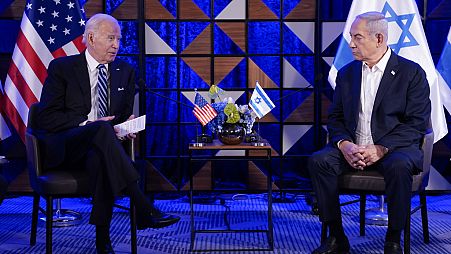 الرئيس الأريكي جو بايدن مع رئيس الوزراء الإسرائيلي بنيامين نتنياهو في تل أبيب، 18 أكتوبر 2023 .