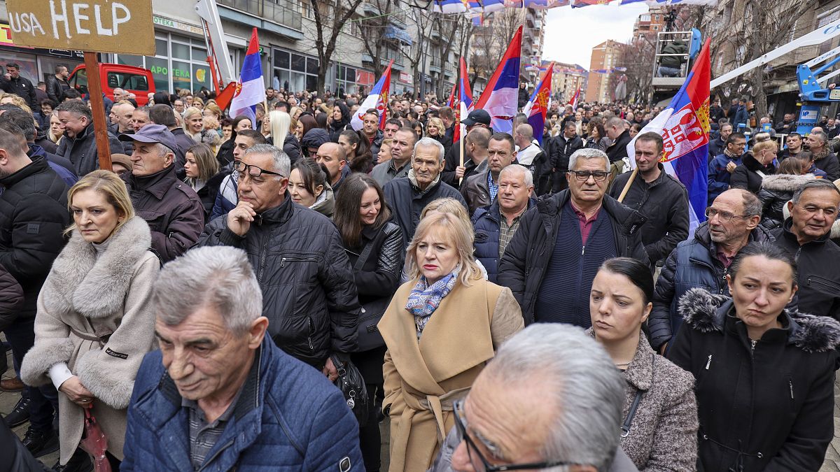Manifestantes exibiram bandeiras da Sérvia e apelaram à comunidade internacional para pressionar o governo do Kosovo