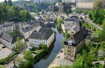 La prohibición de mendigar en las calles comerciales y parques de Luxemburgo se ha introducido recientemente entre protestas y reacciones en contra.