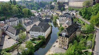 Il divieto di chiedere l'elemosina nelle vie commerciali e nei parchi della città di Lussemburgo è stato recentemente introdotto tra proteste e reazioni.