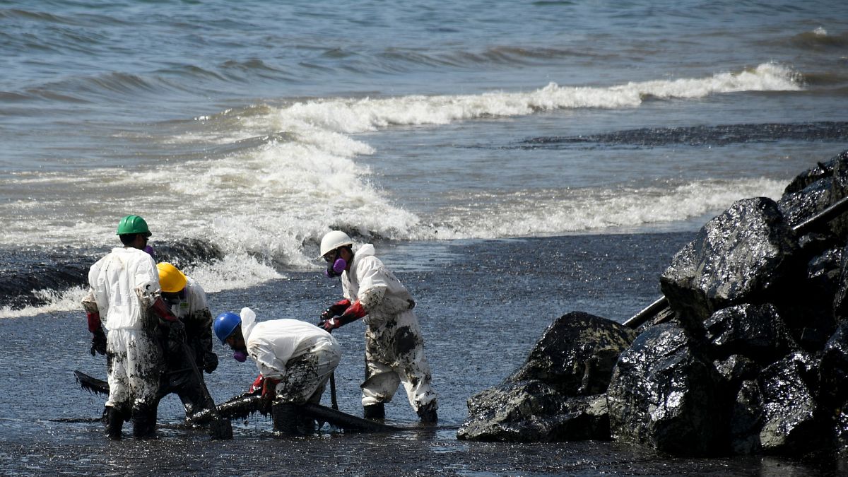 Massive oil spill from mystery shipwreck causes 'national emergency' in Trinidad and Tobago thumbnail