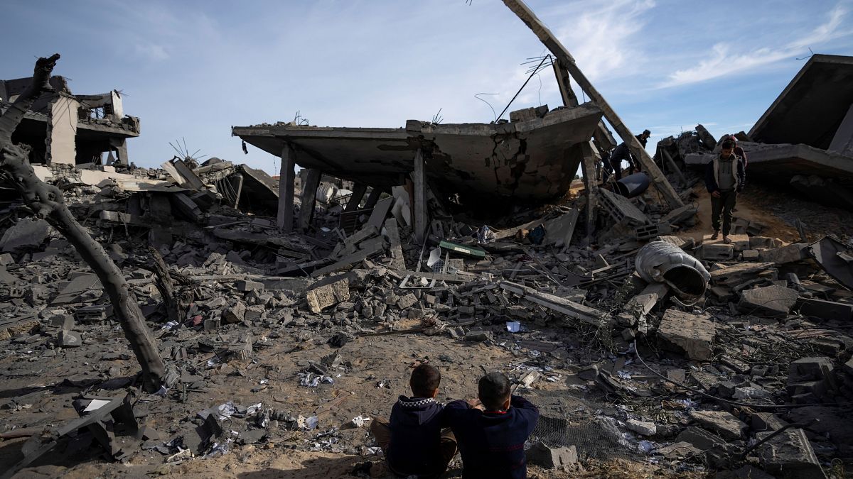 فلسطينيون يتفقدون منازلهم المدمرة جراء القصف الإسرائيلي على رفح - قطاع غزة. 2024/02/12