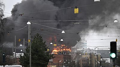 Imagen de una columna de humo y llamas tras un incendio ocurrido en el nuevo mundo acuático Oceana del parque de atracciones de Liseberg en Gotemburgo, Suecia.