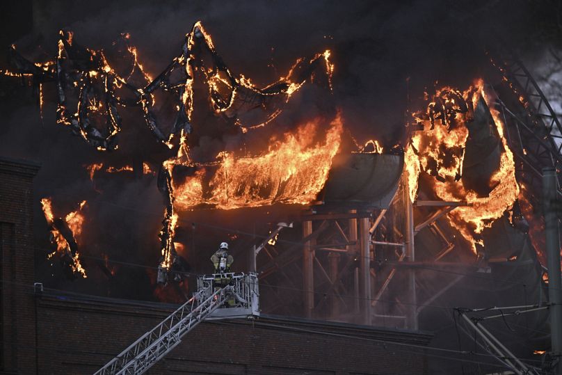 Das Gebäude des Erlebnisbads ist lichterloh in Flammen aufgegangen.