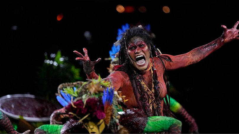 Salgueiro samba okulundan bir sanatçı, Brezilya'nın Rio de Janeiro kentindeki Sambadrome'daki Karnaval kutlamaları sırasında geçit töreni yapıyor, 12 Şubat 2024.