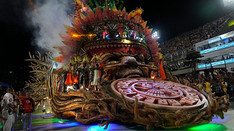 Salgueiro samba okulundan sanatçılar, 12 Şubat 2024'te Brezilya'nın Rio de Janeiro kentindeki Sambadrome'daki Karnaval kutlamaları sırasında şamandıra üzerinde geçit töreni yapıyor.