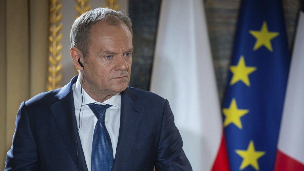 A lengyel miniszterelnök párizsi sajtóértekezletén