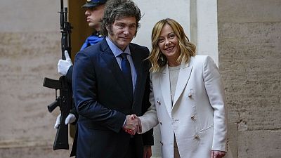 La primera ministra de Italia, Giorgia Meloni, derecha, saluda al presidente argentino Javier Milei en el Palacio de Chigi en Roma
