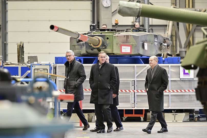 Il cancelliere tedesco Olaf Scholz e Boris Pistorius, ministro federale della Difesa, ispezionano un capannone di produzione con veicoli blindatii