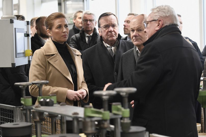 A dán miniszterelnök Olaf Scholz német kancellár és Boris Pistorius védelmi miniszter társaságában a Rheinmetall hadiipari üzemben