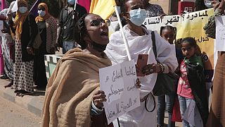 Guerre au Soudan : des femmes en armes, la crise humanitaire s'accentue