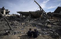 Daños a edificios residenciales donde, según informes, dos rehenes israelíes fueron retenidos antes de ser rescatados en Rafah, Gaza, el 12 de febrero de 2024.