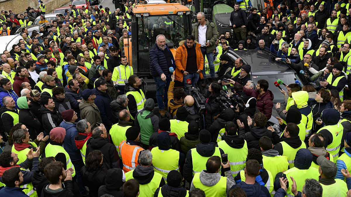 Agricultores con sus tractores asisten a una protesta en Pamplona, norte de España, el viernes 9 de febrero de 2024.