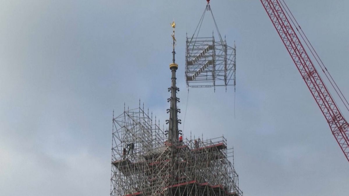 Se retiran los andamios alrededor de la aguja de la catedral de Notre Dame de París, mostrando el gallo y la cruz, el lunes 12 de febrero de 2024 en París.