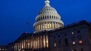 El Capitolio de Estados Unidos en Washington está iluminado el viernes 9 de febrero de 2024 por la noche. 
