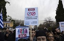 متظاهر يحمل لافتة كتب عليها "لا لمشروع قانون زواج المثليين"، خلال تجمع حاشد في ساحة سينتاجما المركزية، في أثينا، اليونان،  11 فبراير 2024
