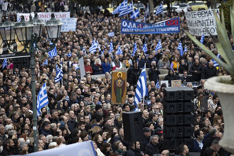 متظاهرون يتجمعون خلال مسيرة ضد زواج المثليين، في ميدان سينتاجما المركزي، في أثينا، اليونان، الأحد 11 فبراير 2024.