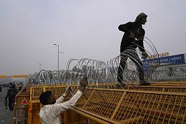 Hindistan'da polis, başkent Yeni Delhi'ye doğru yürüyen çiftçilerin eylemini engellemek için kentin girişlerine dikenli teller çekiyor