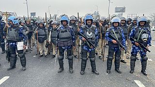 Hindistan'da başkent Yeni Delhi'ye doğru yürüyen çiftçileri durdurması için kentin giriş çıkışlarına çok sayıda polis konuşlandırıldı