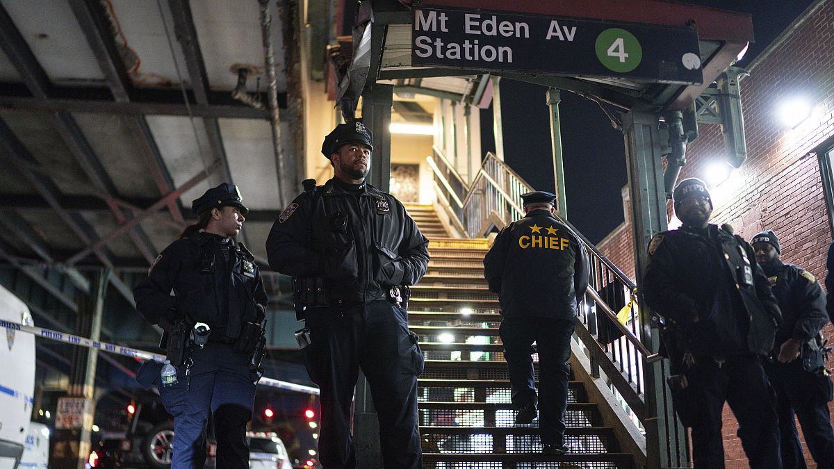 Shooting at New York subway station leaves 1 dead and 5 injured thumbnail