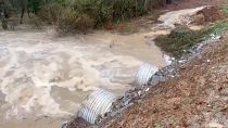 مياه الأمطار تتدفق من أنابيب المجاري في مقاطعة هوستن. 2024/02/12
