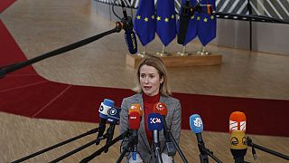 رئيسة وزراء استونيا كايا كالاس تتحدث للصحفيين لدى وصولها لحضور قمة الاتحاد الأوروبي في بروكسل-  1 كانون الثاني 2024.