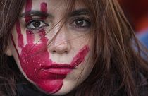 Una donna durante la manifestazone per la Giornata internazionale per l'eliminazione della violenza contro le donne, Milano, 25 novembre 2023