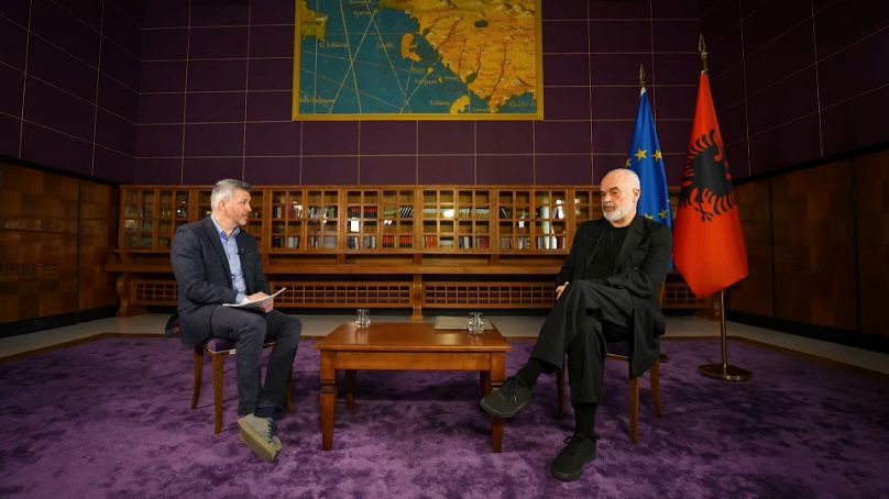 Il premier albanese Edi Rama durante l'intervista con Euronews
