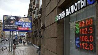 Toborzóplakát és pénzváltó Moszkvában